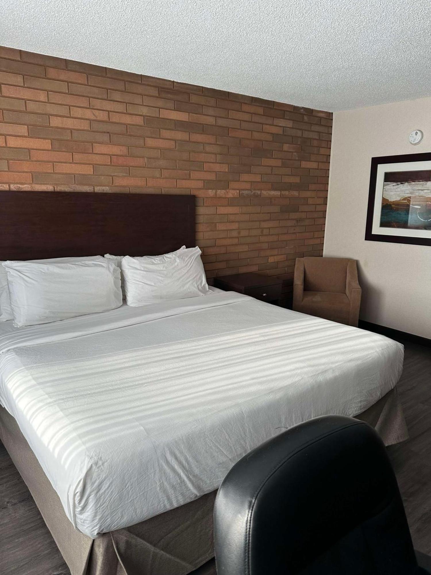 Best Western Cedar Park Inn Едмънтън Екстериор снимка