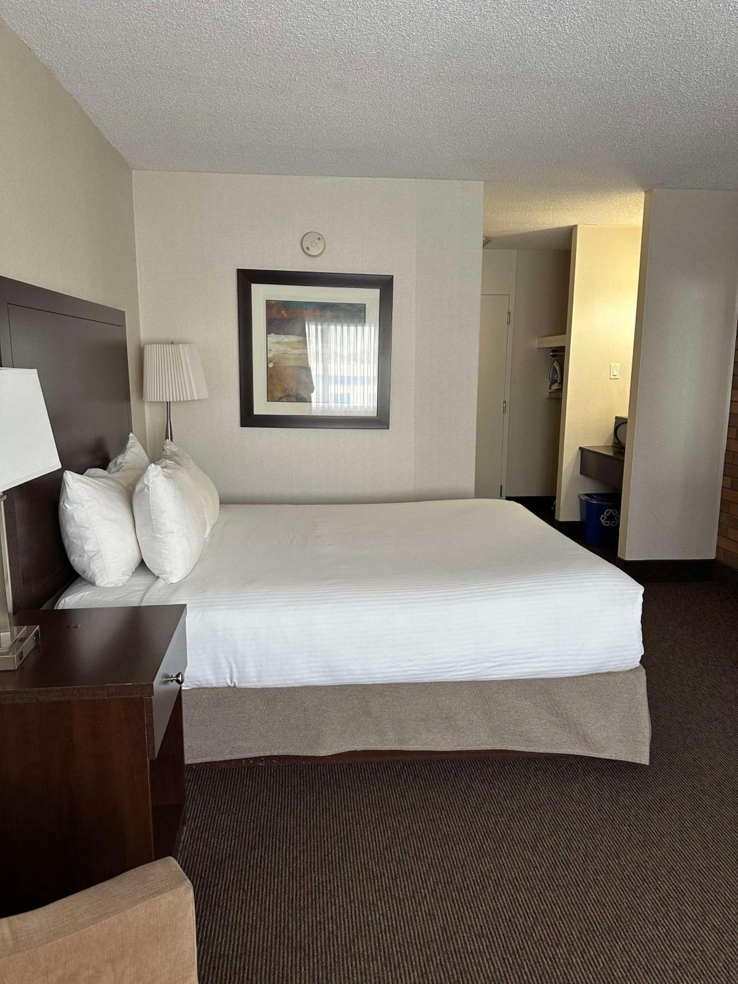Best Western Cedar Park Inn Едмънтън Екстериор снимка