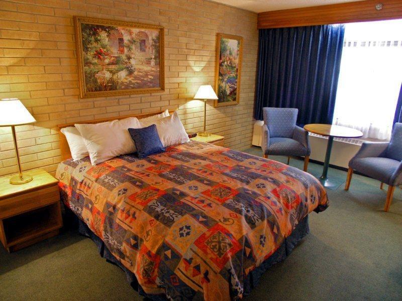 Best Western Cedar Park Inn Едмънтън Стая снимка